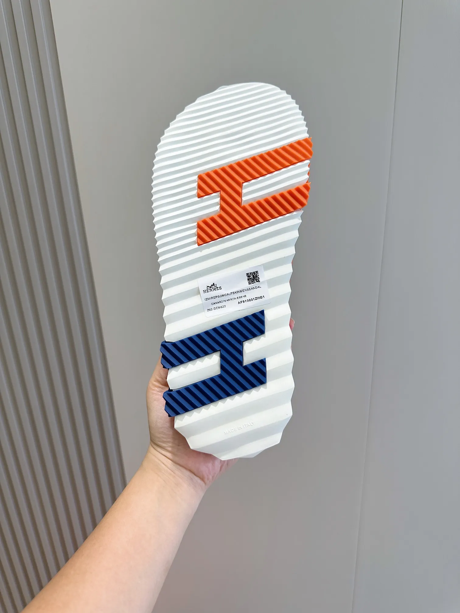 Factory price: 360💰Hermès [HERMÈS] Top Herme*H Home Hermès Men's Sandals and Slippers-Original Reproduction. Purchase the original version and make it one to one. The outsole is privately molded. The color of the outsole corresponding to each color is the same as the original version. Come to those who know the stuff 💪 The ultra-light soles are designed in contrasting colors, and they feel so comfortable on your feet! Calfskin, cowhide feet, private model outsole. Size: 39-44 (customized at 38.45)